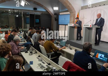 Februar, 01 2024 Barcelona, Spanienpolitik Barcelona- Notstand wegen Dürre in katalonien die Regierung der Generalitat verordnet einen Ausnahmezustand wegen Dürre in der Metropolregion und verhängt Beschränkungen, die mehr als 6 Millionen Menschen betreffen. Diese Beschränkungen werden sich auf alle Bereiche der Gesellschaft auswirken. Die Generalitat schätzt, dass Katalonien, wenn es nicht regnet, nur noch 15 Monate Wasserreserven hat.“ "El gobierno de la Generalitat decta el estado de emergencia por sequ&#xed;a en el área metropolitana, imponiendo stricciones que afectan a más de 6 millon Stockfoto