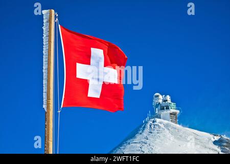 Schweizer Flagge auf dem Jungfraujoch, Berner Oberland in der Schweiz Stockfoto