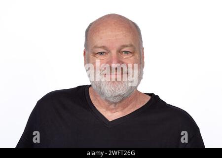 Fröhlicher Mann mittleren Alters, Bärtiger Mann in stilvollem schwarzen T-Shirt lächelnd auf weißem Hintergrund, Blick in die Kamera Stockfoto