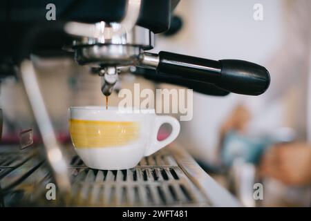 Ein Barista bereitet Kaffee mit einer Espressomaschine zu. Nahaufnahme eines Mannes, der Kaffee in einem Café zubereitet. Stockfoto