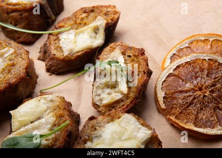 Herzhafte Brotscheiben mit reichhaltigem, geschmolzenem Käse, einfache Gourmet-Vorspeise Stockfoto