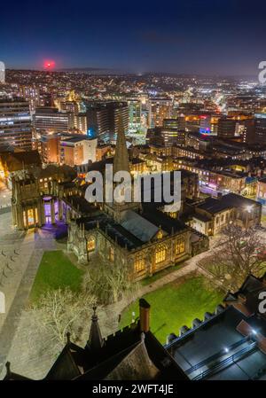 Sheffield, Yorkshire. Vereinigtes Königreich. 01.26.2024 Sheffield Cathedral und Stadtzentrum bei Einbruch der Dunkelheit. Luftbild. Januar 2024. Stockfoto