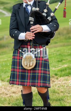 Nahaufnahme eines schottischen Dudelsackers in traditionellem Kilt in den Highlands, Schottland Stockfoto