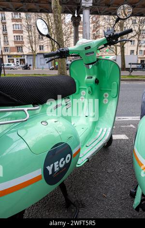 Selbstbedienungsverleih Elektroroller der spanischen Firma Yego, parkt in einer Straße von Paris, Frankreich Stockfoto