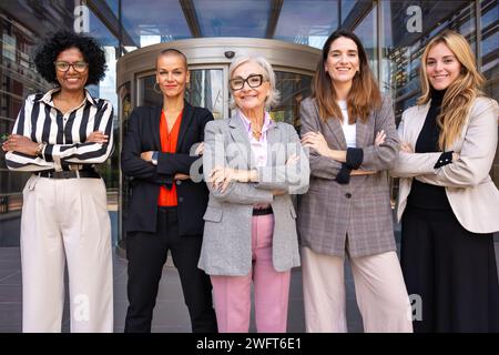 Ein Team aus vielrassigen Geschäftsfrauen, angeführt von einem Boss, der vor der Kamera posiert. Stockfoto