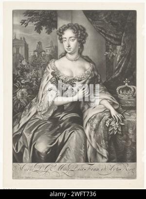 Porträt von Maria II. Stuart, Königin von England und Schottland, Jan Verkolje (I), 1660–1693 Druck Maria II. Stuart, Königin von England und Schottland und Ehefrau von Stadholder-König Willem III., sitzt auf einer Terrasse. Sie trägt einen Krönungsmantel und hat Blumen in der Hand. Auf einem Kissen neben ihr die Krone und ein Zepter. Im Hintergrund ein Garten mit einem Brunnen. Druckerei: Delftpublisher: Amsterdamer Papierbrunnen. Abzeichen und Symbole der Souveränität (Krone, Diadem, Zepter, Kugel, Siegel, Standard, Mantel, Brustwand). Krone (Symbol der Souveränität). perle; Perlenkette (+ Damenkleidung) Stockfoto