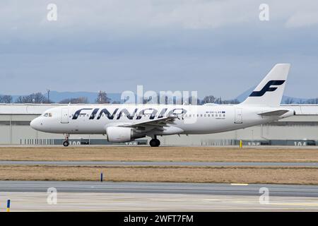 Der Finnair Airbus A320 beginnt am Flughafen Prag Stockfoto