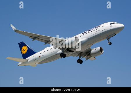 Lufthansa Airbus A320 startet von Lemberg Stockfoto