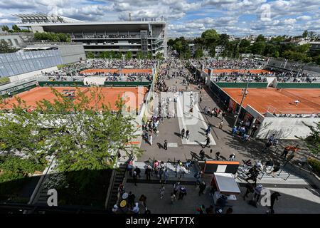 Allgemeine Draufsicht (Abbildung, Atmosphäre) mit Tonplätzen (angeschlossener Außenplatz) während des Grand Slam-Tennisturniers French Open am 25. Mai, Stockfoto