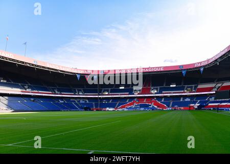 Leeres Stadion. Blick auf die Tribüne und das Spielfeld des Parc des Princes Stadions in Paris *** Lokale Bildunterschrift *** Stockfoto