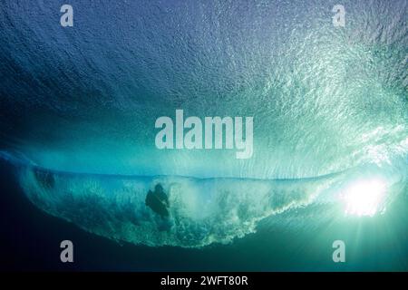 Französisch-Polynesien, Tahiti: Surfplatz in Teahupo'o: Frau, Surfer unter Wasser, unter der Welle. In Teahupos wird der Surfwettbewerb ausgetragen Stockfoto