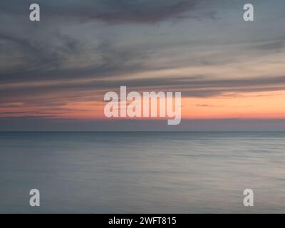 Minimalistischer Blick auf die Ostsee, aufgenommen mit Langzeitbelichtung Stockfoto