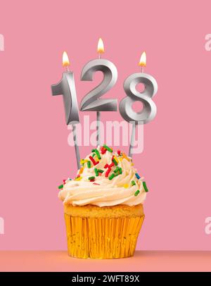 Nummer 128 Kerze mit Cupcake - Geburtstagskarte Stockfoto