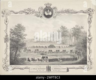 Trauerprozession Königin Wilhelmina van Pruisen, Anonym, 1822 - 1845 drucken Eine Trauerprozession schlängelt sich durch eine Landschaft. Eine Delegation der Armee steht an vorderster Front. Außerdem bei der Prozession verschiedener Figuren zu Fuß, zu Pferd und in Kutschen. In der Mitte setzte sich die Trauerwagen mit acht Pferden fort. Im dekorativen Rand links und rechts die Waffen des Königs der Niederlande und des Königs von Preußen. Oben auf einem Porträt der Königin Wilhelmina und unten auf der Beute der Familie Oranje-Nassau in Delft. Dordrecht Papierkortege, Trauerprozession. f Stockfoto