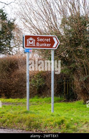 Braunes Touristenrichtungs-Schild am MOD Hack Green Secret Bunker cheshire, im Kalten Krieg als nukleare Sprengunterkunft benutzt, Kommandoposten jetzt ein Museum Stockfoto