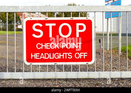 Stopp-Checkpoint-Schild am Tor am grünen Geheimbunker cheshire, der im Kalten Krieg als nukleare Schutzhütte genutzt wurde, Kommandoposten jetzt ein Museum Stockfoto