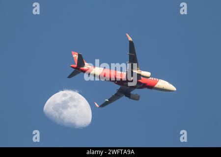 Chiangmai, Thailand - 20. Januar 2024 Moon und HS-BBE Airbus A320-200 von Thai AirAsia. Fahren Sie vom Flughafen Chiangmai nach Phuket. Stockfoto
