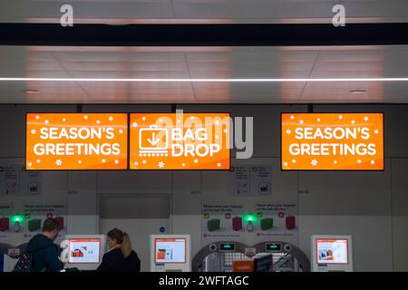 Winter Easyjet Passagiergepäckabgabe, Abgabestelle für Gepäck, die auf einem Weihnachtsflug im Frachtraum eingecheckt werden. North Terminal, London Gatwick Airport. UK. (137) Stockfoto