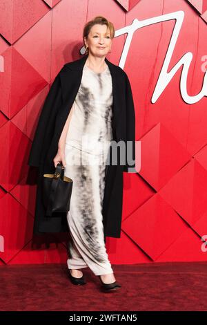 Lesley Manville fotografierte auf dem roten Teppich bei den Fashion Awards 2023, die am 4. Dezember 2023 in der Royal Albert Hall in London, Großbritannien, stattfanden. Bild von Julie Edwards. Stockfoto