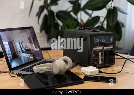 Ein Studiotisch mit PC-Laptop und Controller auf einem Holztisch Stockfoto