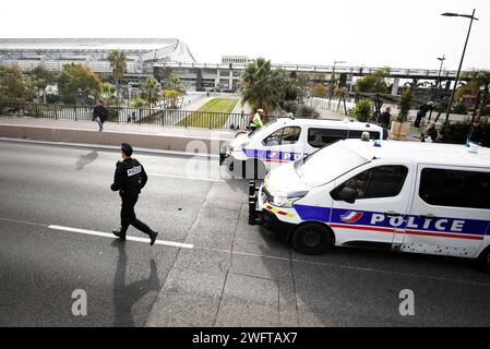 Nizza, Frankreich. Februar 2024. © PHOTOPQR/NICE MATIN/Dylan Meiffret ; Nizza ; 01/02/2024 ; Manifestation des agriculteurs des alpes-Maritimes, du pont de la Manda a Colomars en passant par le MIN d'Azur, Puis par la Promenade des anglais jusqu'à l'Hotel -Negresco. Aeroport de Nice französischer Bauernprotest Fortsetzung Frankreich 1. februar 2024 Bauernparade auf der berühmten Promenade des Anglais, Nizza, französische Riviera Credit: MAXPPP/Alamy Live News Stockfoto