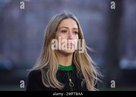 London, Vereinigtes Königreich. Februar 2024. Die Chefsekretärin des Finanzministeriums Laura Trott ist in Westminster zu sehen, als sie in Frühstücks-TV-Sendungen auftritt.Credit: Tayfun Salci / Alamy Live News Stockfoto