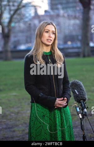 London, Vereinigtes Königreich. Februar 2024. Die Chefsekretärin des Finanzministeriums Laura Trott ist in Westminster zu sehen, als sie in Frühstücks-TV-Sendungen auftritt.Credit: Tayfun Salci / Alamy Live News Stockfoto