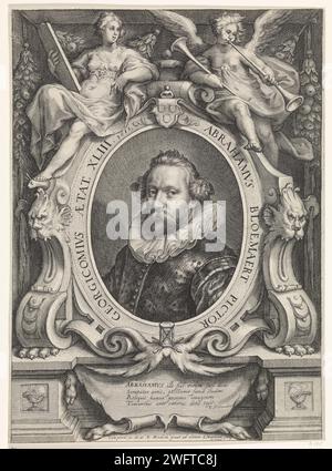 Porträt von Abraham Bloemaert, Jacob Matham, nach Paulus Moreelse, 1610 Druck Porträt des Malers Abraham Bloemaert, im Alter von 62 Jahren, mit den Personifizierungen der Zeichnung an der Spitze der ovalen Begleitung (Disegno) und der Berühmtheit (Fama). Haarlem Papierstich historischer Personen. Porträt, Selbstporträt des Malers Stockfoto