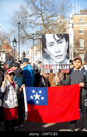 London, UK, 1. Februar 2024 KOSTENLOS AUNGSAN SAN SUU KYI JETZT Demonstranten gegenüber der Downing Street beenden die Diktatur in Burma {MYANMAR} Credit: Richard Lincoln/Alamy Live News Stockfoto