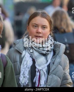 London, Vereinigtes Königreich. Februar 2024. Greta Thunberg trifft am Westminster Magistrates Court in London vor dem Prozess wegen Ordnungswidrigkeit ein. Credit: Tayfun Salci / Alamy Live News Stockfoto