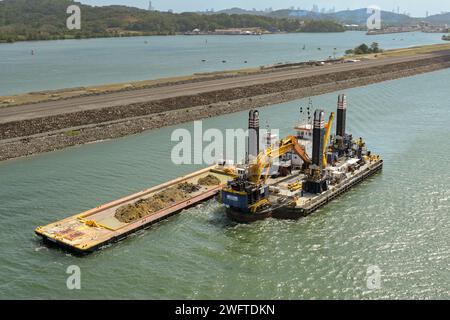 Panamakanal, Panama - 23. Januar 2024: Ein großer schwimmender Industriebahn wurde verwendet, um den Kanal zu baggern, um Schlamm, Schmutz und Schmutz zu entfernen. Stockfoto