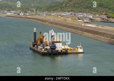Panamakanal, Panama - 23. Januar 2024: Ein großer Industriebahn wurde verwendet, um den Kanal zu baggern, um Schlamm und Schmutz zu entfernen. Stockfoto