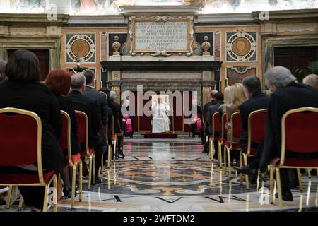 Vatikan, Vatikan. Februar 2024. Italien, Rom, Vatikan, 2024.2.1.Papst Franziskus empfängt in Privataudienz die Delegation der Universität Notre Dame im Vatikan. Foto von Vatikanischen Medien/katholisches Pressefoto s. BESCHRÄNKT AUF REDAKTIONELLE VERWENDUNG - KEIN MARKETING - KEINE WERBEKAMPAGNEN. Quelle: Unabhängige Fotoagentur/Alamy Live News Stockfoto