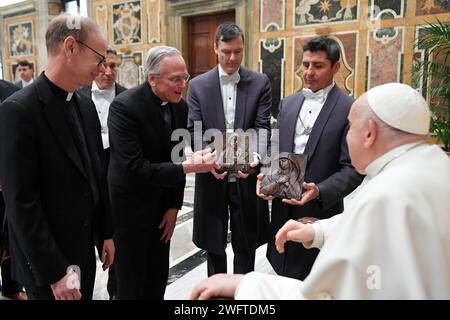 Vatikan, Vatikan. Februar 2024. Italien, Rom, Vatikan, 2024.2.1.Papst Franziskus empfängt in Privataudienz die Delegation der Universität Notre Dame im Vatikan. Foto von Vatikanischen Medien/katholisches Pressefoto s. BESCHRÄNKT AUF REDAKTIONELLE VERWENDUNG - KEIN MARKETING - KEINE WERBEKAMPAGNEN. Quelle: Unabhängige Fotoagentur/Alamy Live News Stockfoto