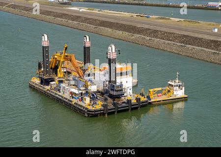 Panamakanal, Panama - 23. Januar 2024: Ein großer schwimmender Industriebahn wurde verwendet, um den Kanal zu baggern, um Schlamm und Schmutz zu entfernen. Stockfoto