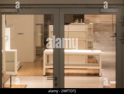 Hanau, Deutschland. 30. Januar 2024. Leere Regale in der geschlossenen Galeria Kaufhof in Hanau, Hessen. Eine Lösung für die fortgesetzte Nutzung leerer Immobilien in zentralen Innenstadtlagen ist noch nicht überall in Sicht. Quelle: Boris Roessler/dpa/Alamy Live News Stockfoto