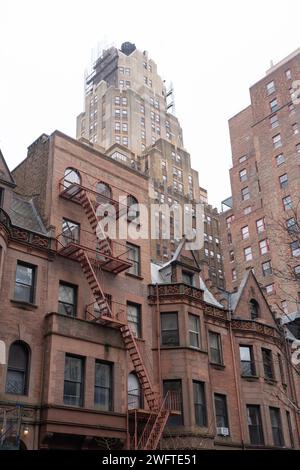 Ein altes Gebäude auf der Upper West Side von New York City mit einer traditionellen externen Feuertreppe. Fotodatum: Dienstag, 23. Januar 2024. Foto: Richard Stockfoto