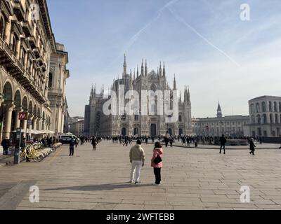 Ein wunderschönes Bild von einem Paar, das den Dom von Mailand und seinen Platz bewundert, Mailand, Italien Stockfoto