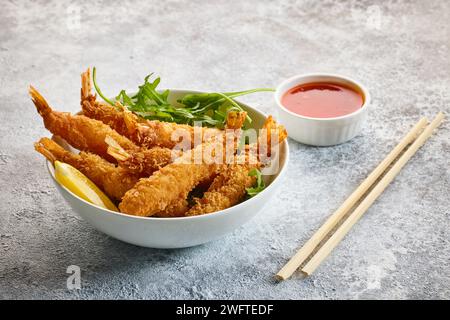 Schüssel panierte Torpedo-Garnelen auf gemaltem Küchentischhintergrund Stockfoto