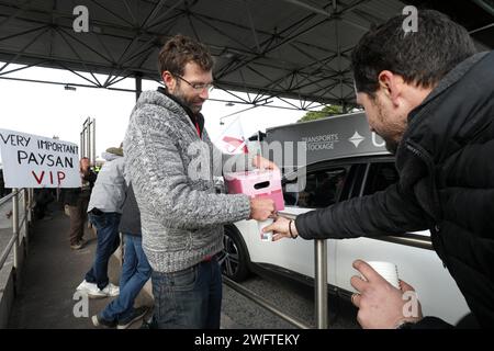 Frejus, Frankreich. Februar 2024. © PHOTOPQR/NICE MATIN/Philipe Arnassan ; Frejus ; 01/02/2024 ; Manif des agriculteurs sur l'autoroute A8 entre puget sur argens et frejus Distribution de vin du var - französischer Bauernprotest weiter Frankreich 1. februar 2024 A8 Hochgeschwindigkeitsautobahn, Landwirte bieten einige Weine an Gutschrift: MAXPPP/Alamy Live News Stockfoto