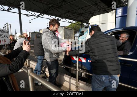 Frejus, Frankreich. Februar 2024. © PHOTOPQR/NICE MATIN/Philipe Arnassan ; Frejus ; 01/02/2024 ; Manif des agriculteurs sur l'autoroute A8 entre puget sur argens et frejus Distribution de vin du var - französischer Bauernprotest weiter Frankreich 1. februar 2024 A8 Hochgeschwindigkeitsautobahn, Landwirte bieten einige Weine an Gutschrift: MAXPPP/Alamy Live News Stockfoto