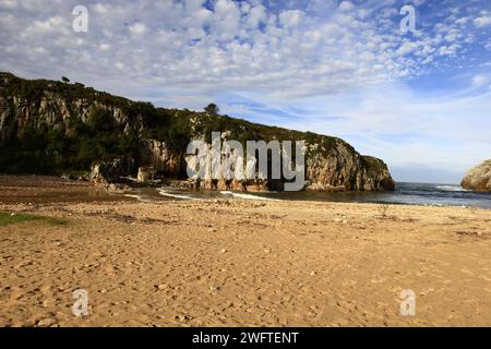 Blick auf die playa de Cuevas Del Mar in der Provinz Asturien im Norden Spaniens. Stockfoto