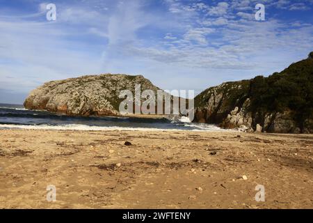 Blick auf die playa de Cuevas Del Mar in der Provinz Asturien im Norden Spaniens. Stockfoto