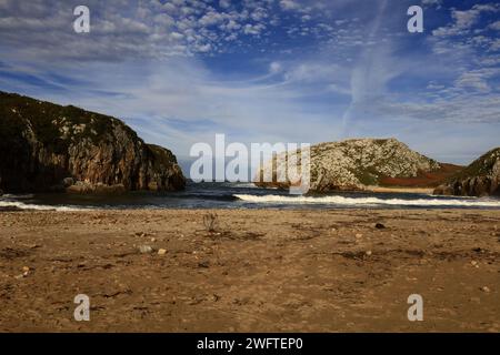 Blick auf die playa de Cuevas Del Mar in der Provinz Asturien im Norden Spaniens. Stockfoto