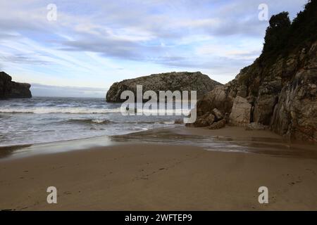 Blick auf die playa de Cuevas Del Mar in der Provinz Asturien im Norden Spaniens. Stockfoto