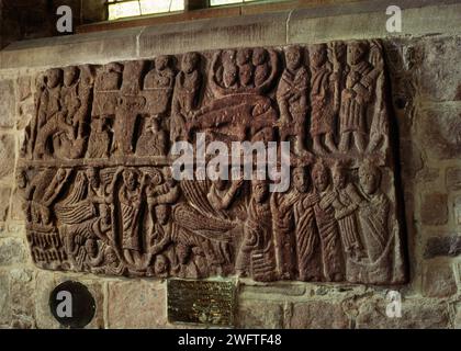 Der Wirksworth Stone Ende um 800 wurde an der N-Wand des Kirchenschiffs der St Mary’s Church in Wirksworth, Derbyshire, England, Großbritannien montiert. Stockfoto