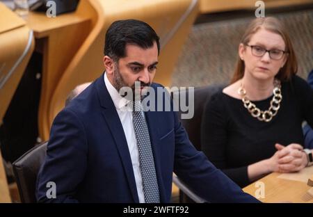 Edinburgh, Schottland, Großbritannien. Februar 2024. IM BILD: Humza Yousaf MSP, erster Minister von Schottland und Vorsitzender der Scottish National Party (SNP). Wöchentliche Sitzung der Fragen des Ersten Ministers in Holyrood in der Diskussionskammer. Credit: Colin D Fisher Credit: Colin Fisher/Alamy Live News Stockfoto