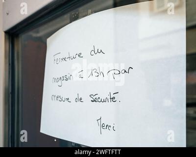 Handgeschriebenes Schild auf Französisch, das die Schließung des Geschäfts aus Sicherheitsgründen an der Glastür anzeigt. Stockfoto