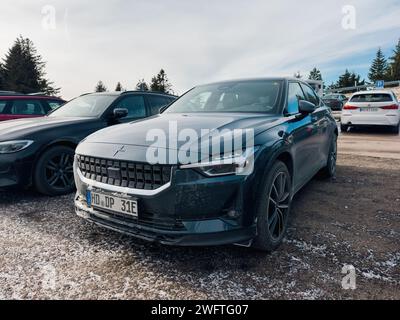 Kehl, Deutschland - 21. Januar 2024: Vorderansicht eines exklusiven Elektroautos von Polestar, der auf dem großen Parkplatz des Skigebietes Seebach geparkt ist Stockfoto