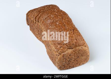 Ein in Scheiben geschnittenes braunes Brot auf weißem Studiohintergrund Stockfoto